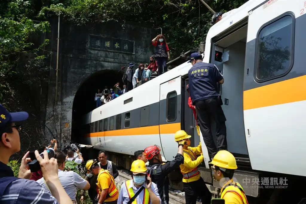 2021年台鐵太魯閣號於花蓮無預警出軌，一時間奪走多條人命，家屬們根本來不及說再見。（照片來源：中央通訊社）